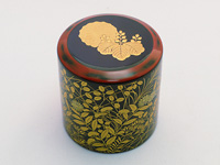 Mennakatsugi, lacquerware tea caddy for matcha. Chrysanthemums, paulownia and autumn grasses.