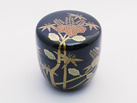 Natsume, lacquerware tea caddy for matcha. Bamboo and paulownia leaves.
