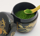 Natsume, lacquerware tea caddy for matcha. Bamboo and paulownia leaves.