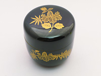 Natsume, lacquerware tea caddy for matcha. Bamboo and paulownia leaves.