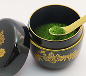 Natsume, lacquerware tea caddy for matcha. Bamboo and paulownia leaves.