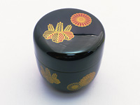 Natsume, lacquerware tea caddy for matcha. Chrysanthemums and paulownia.