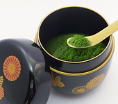Natsume, lacquerware tea caddy for matcha. Chrysanthemums and paulownia.
