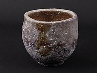 Tasse bizen-yaki ''yôhen'' pourpre à motifs par Baba Takashi