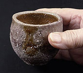 Tasse bizen-yaki ''yôhen'' pourpre à motifs par Baba Takashi