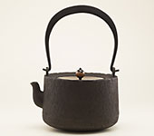 Kyô-tetsubin, “yahazu” shaped cast-iron kettle from Kyôto by Yoshiha Yôhei 1 L