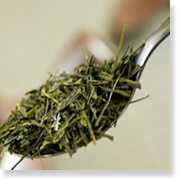 how to make green tea : scoop one tea spoon ofloose tea per person