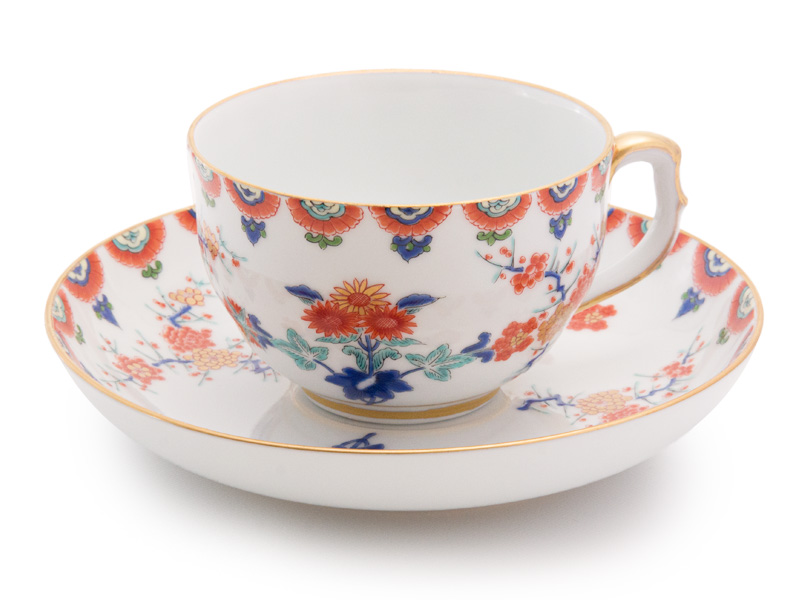 Tazza da tè con piattino Arita-yaki, susino e crisantemi, atelier Kisen, 155 ml