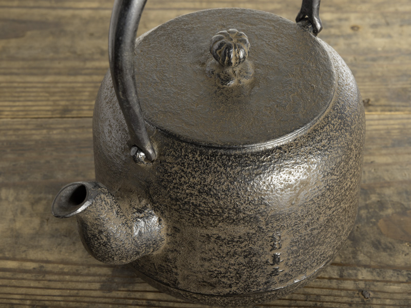 Nanbu tetsubin kettle from Mizusawa, Natsume, by Kikuchi