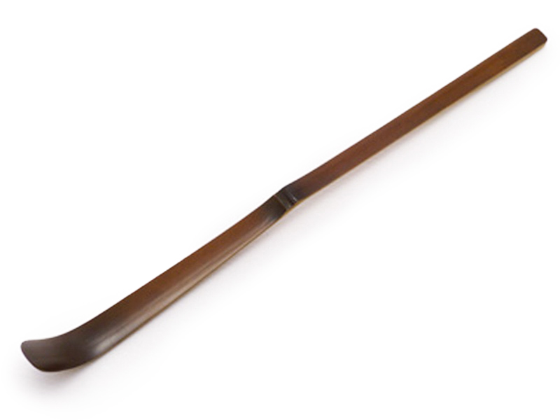 “Chashaku” di legno scuro.