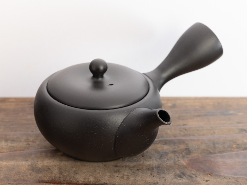 Small black Tokoname-yaki kyûsu teapot, Takasuke kiln, 110